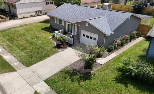 Royal Manor House | Private Home - Entire House - Ranch - Hot Tub - Pets Welcome - 2 King Beds - Kids Welcome - Fenced Yard - Free Wifi - Quiet Neighborhood