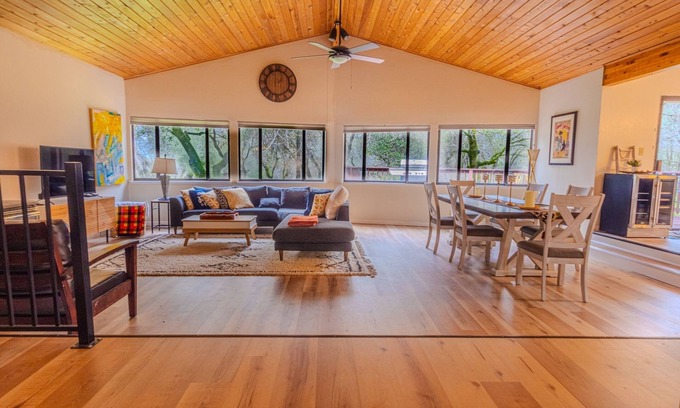 Somerset House | Private hse on 25 acre vineyard with stunning views of rolling country hills.