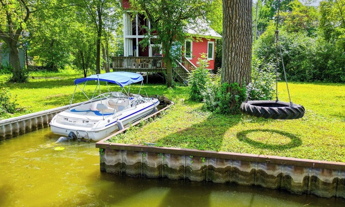 Fox Lake Cabin | Private Island. Charming 3-bed on. Boat included. WiFi, AC in tranquil Fox Lake