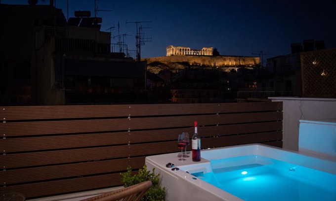 Koukaki Apartment | Private Jacuzzi & Acropolis View - The Athenian Loft