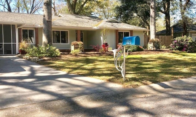 Charleston House | Private luxury studio- 10 mins downtown and Folly