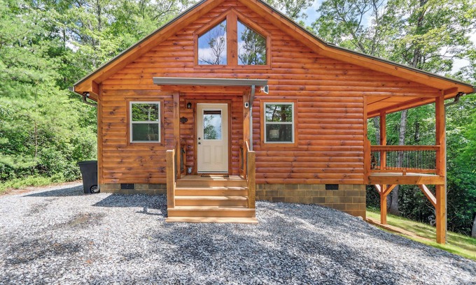 Murphy Cabin | Private Murphy Cabin Rental with Wraparound Porch!