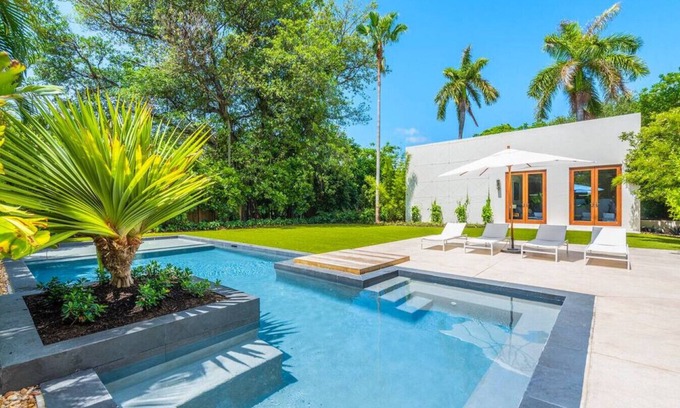 Bayside Historic District Villa | Private Oasis with Pool sleeps 12, Brand new !