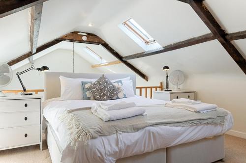 Llanelli Apartment | Private Parking, Garden, En-suite, 5 Rooms