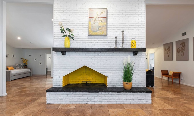 Grand Prairie House | Private Pickle-ball Court+Kids play backyard + 6 Flags +Cowboys + Airport