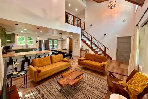 Dahlonega House | Private Pickleball Court, Gym, Arcade, & Hot Tub!