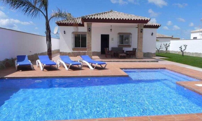 Conil de la Frontera House | Private pool, outdoor kitchen and bar, free Wi-Fi, brick barbecue, shady verandas - Casa David -