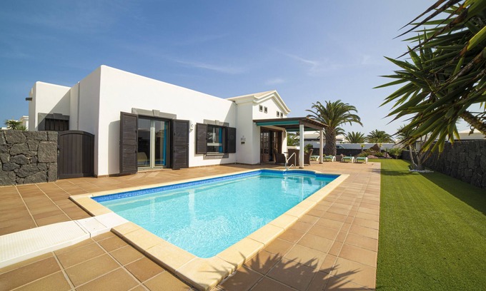 Montana Roja Villa | Private Pool and Air Conditioning, La Goleta, Playa Blanca
