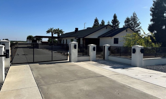 Visalia House | Private pool & spa with this “Modern Oasis" in the country. Gateway to it all.