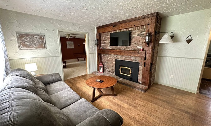 Geneva House | Private- Pool Table, SPIRE, Wine Country, GOTL