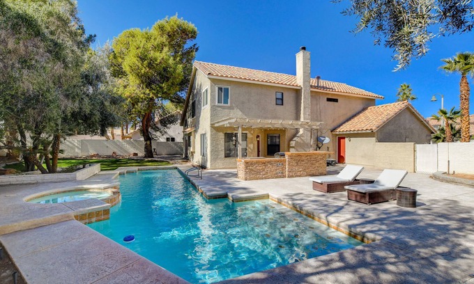 West Sahara House | Private Pool! Tempurpedic and Waldorf Astoria Mattresses