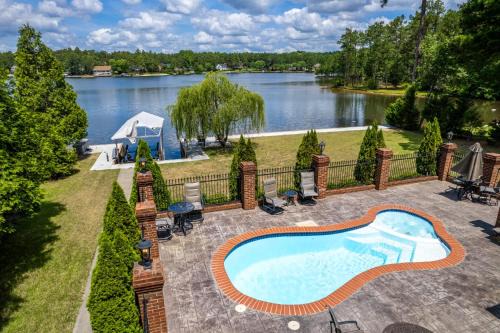 Olivia House | Private Pool WaterEdge Lake House