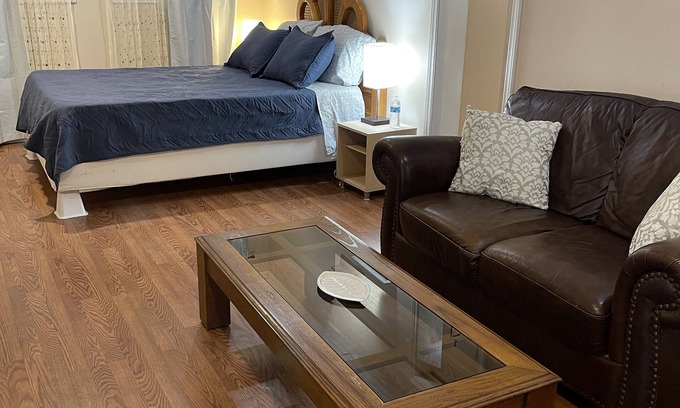 Albany House | Private, Quiet Ap. “Morning Singing Birds”, close to Phoebe