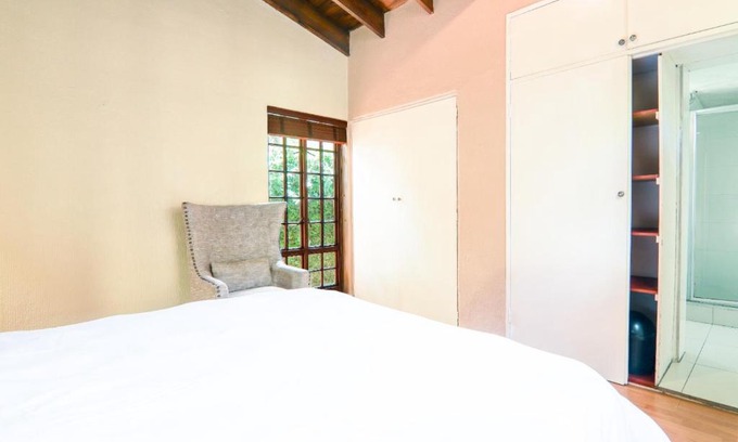 Baileys Muckleneuk House | Private room with en-suite bathroom