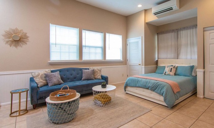 San Marco House | Private San Marco Studio – Walk to River, Dining & Shops