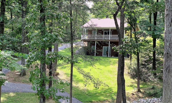 Wolf Creek Cabin | Private Setting In Easy To Get To Cabin Near The Hub Of The Universe