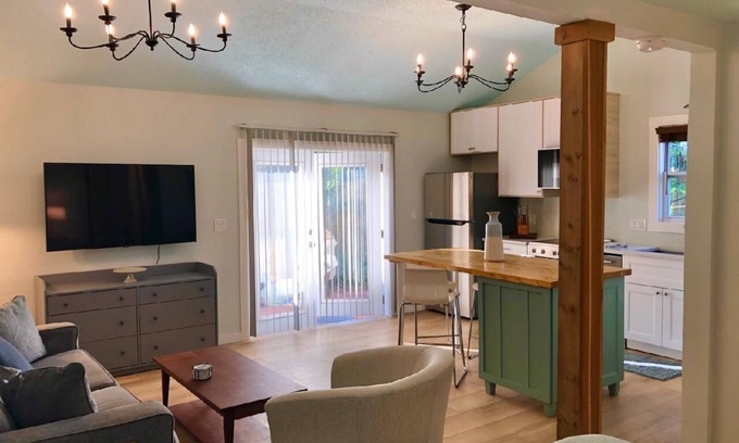 Old Southeast Cottage | Private Studio Just two block to Lassing park waterfront