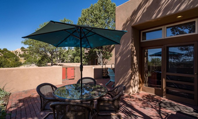 Nambe Pueblo Condo | Private, Stylish & Serene with Magnificent Vistas - Casita de Sol y Cielo