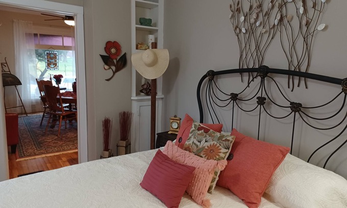 Lincoln Apartment | Private Suite at Sisley Inn-10 Minutes to Downtown!