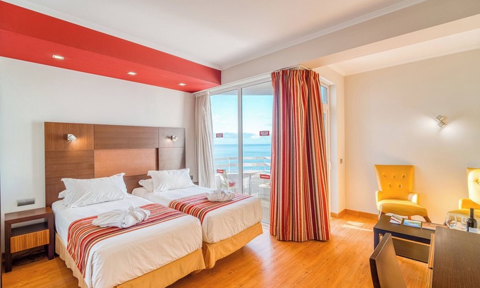 Sao Martinho Hotel | Proximity At Its Best! Swimming Pool, Parking, Sea View, and Kitchenette