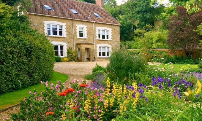 Beaminster House | Puckhams' is wonderfully situated in the rural village of Stoke Abbott, a delightfully quiet village