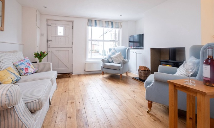 Aldeburgh Apartment | Puddleduck Cottage - sleeps 6 guests in 3 bedrooms