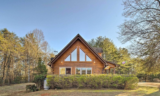 Sweetbriar Farms Cabin | Quaint Cabin w/Deck & Loft: 10 Mi to Lake Lure!