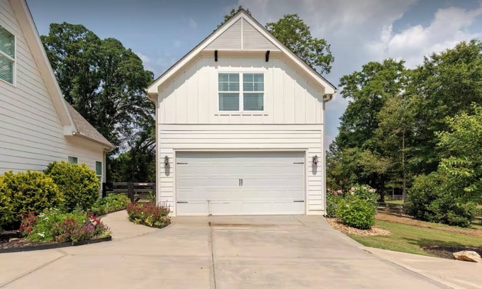 Brooks Apartment | Quaint Carriage House - Minutes from Senoia and Trilith Studios.