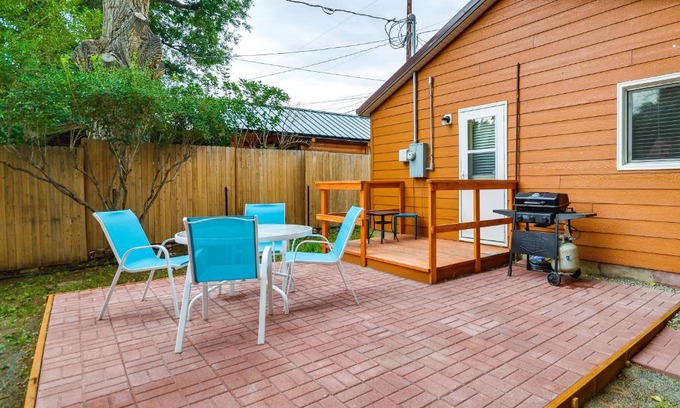Cody House | Quaint Cody Cottage with Grill Walk to Downtown!
