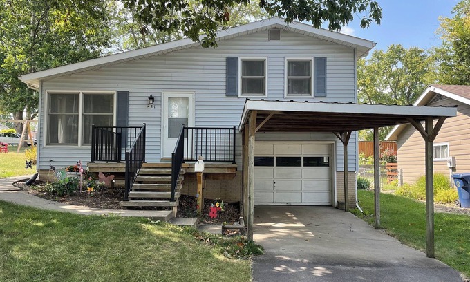 Pella House | Quaint & Comfy in Pella