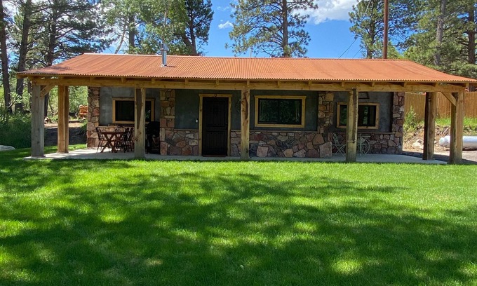 Saddlestring House | Quaint Corner Stone Guest Cottage -