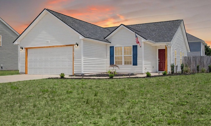 South View House | Quaint Cottage-3BR/2B House with Arcade and Fire Pit in Quiet Part of Hope Mills