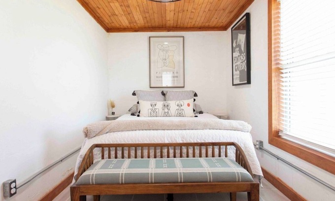 Buckner House | Quaint Cottage Downtown Buckner