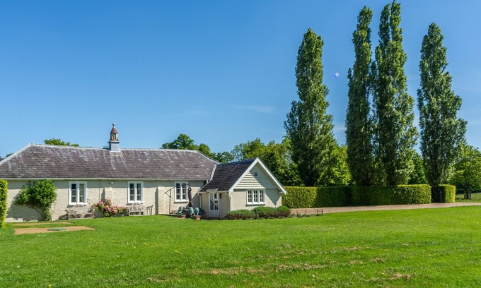 Higham House | Quaint cottage in the middle of a large beautiful private park - Barhams Cartlodge