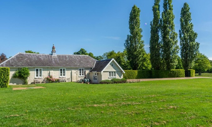 Higham House | Quaint cottage in the middle of a large beautiful private park - Barhams Cartlodge