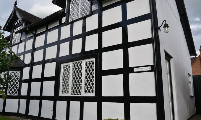 Wrenbury Cottage | Quaint cottage on the village green