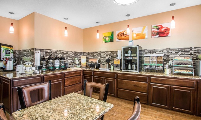 Dubuque Hotel | Quality Inn Dubuque on Hwy 20