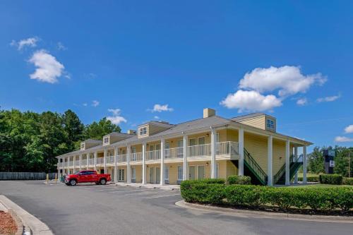 Laurinburg Hotel | Quality Inn Laurinburg