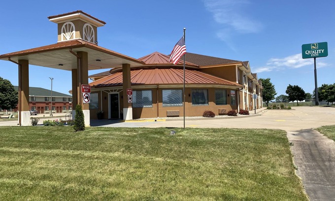 Morton Hotel | Quality Inn Morton at I-74