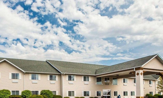 Dixon Hotel | Quality Inn & Suites Dixon near I-88