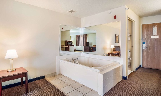 Eldridge Hotel | Quality Inn & Suites Eldridge Davenport North