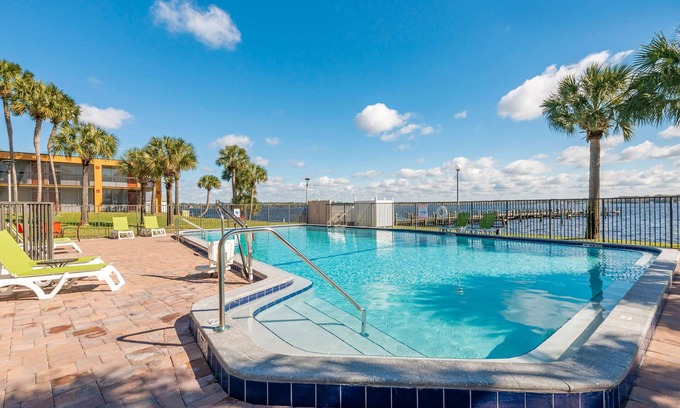 Palatka Hotel | Quality Inn & Suites Palatka Riverfront