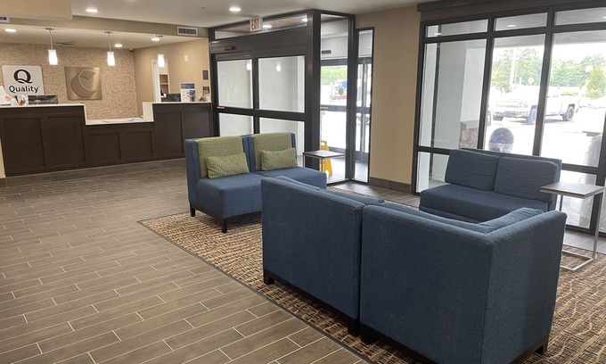 Pine Forest Hotel | Quality Inn & Suites Spring Lake - Fayetteville near Fort Bragg