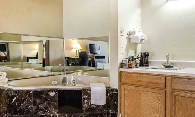 East York Hotel | Quality Inn & Suites York East