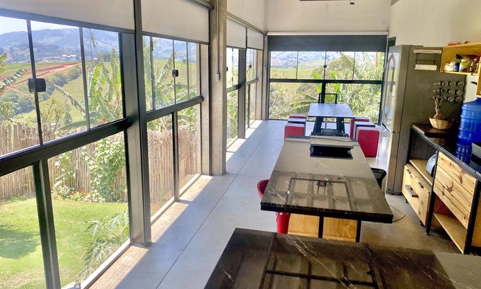 Cambui House | Quarto Privativo com Banheiro Externo de uso Exclusivo