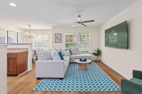 Charleston House | Queen Kelsey - mins from Credit One - pet friendly