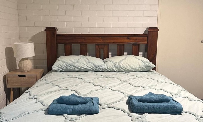 The Gap Apartment | Queen of the Desert Apartment with Cozy MacDonnell Range view.n2 Bedroom 🛌