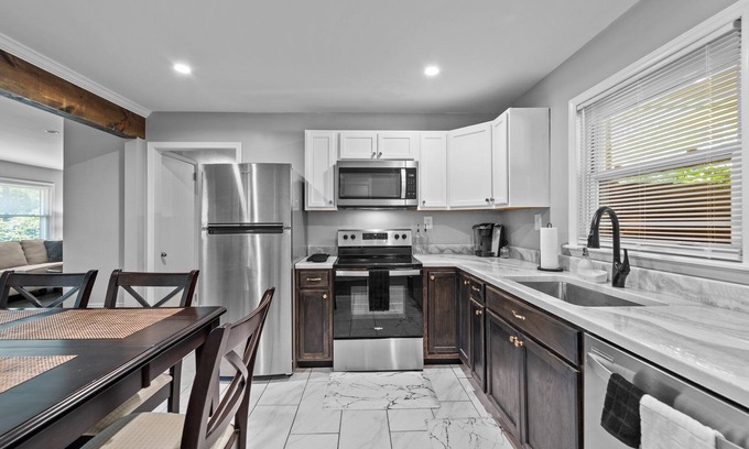 Aberdeen House | Queen Pines sleeps 8 nestled in the heart of the city Aberdeen/Pinehurst Area