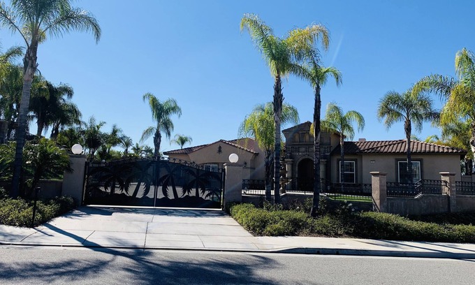 Alessandro Heights Apartment | Queen room with private bathroom