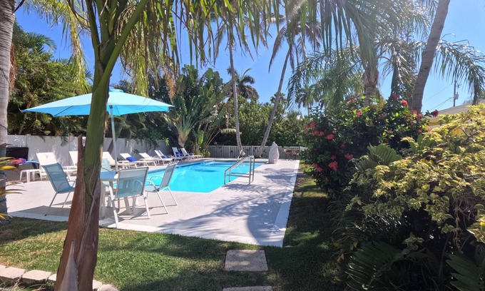 Bradenton Beach Cottage | Queen's Gate Resort